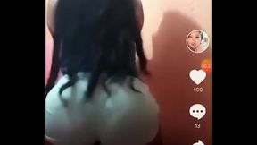 Mueve el culazo bien rico y se le ve la tanga