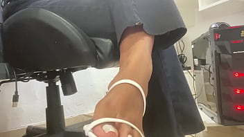 A secret&aacute_ria de sand&aacute_lia mostrando o seu pezinho sexy