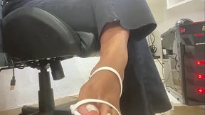 A secret&aacute_ria de sand&aacute_lia mostrando o seu pezinho sexy