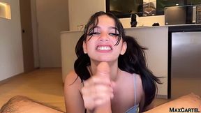 Ella me hizo una paja con los pies y yo le hice una corrida interna