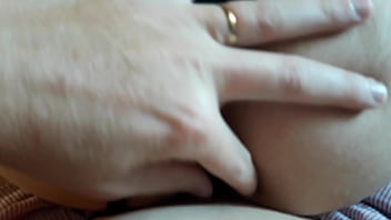 Loira sentando e mostrando o cu gostoso