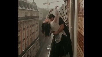 صدر البنت في الطائرة