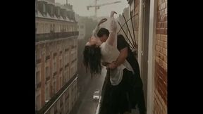 صدر البنت في الطائرة