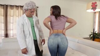 Abella Danger го приема дълбоко в стегнатия си задник