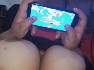 Me tocan mis grandes tetas mientras juego clip juegos en mi celular- PORNO EN ESPAÑOL
