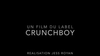 Chàng trai nghiệp dư người Pháp Bairon Hell liếm dương vật đầy lông và quan hệ tình dục trần trụi trong một cảnh phim khiêu dâm hạng nặng.