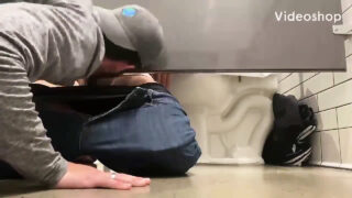 หนุ่มหล่อหุ่นล่ำเจ้าของอวัยวะเพศใหญ่ ดูดอวัยวะเพศชาย แล้วร่วมเพศแบบไม่สวมถุงยางอนามัยในที่สาธารณะ