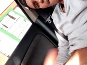 me arrecho en el carro y me masturbo mientras otros pasan
