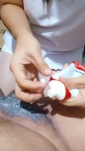 Pinay nurse binigyan ng blowjob ang kliyenteng nagpapatanggal ng bulbol