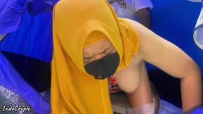 Istri muslim berhijab selingkuh sama kekasih rahasianya. Mereka berdua bercinta di dalam tenda kemping