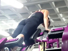 Candid ass & cleavage - gym girl bent over in tights