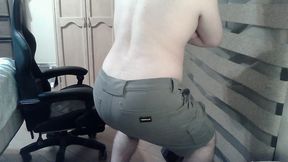 hot muscular camboy goes commando to do squats