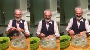 Il vecchio omosessuale prepara il suo uccello a giocare in cucina