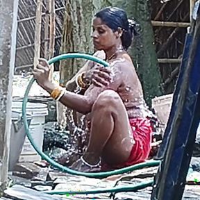 Desi sexy bhabhi bathing in outdoor