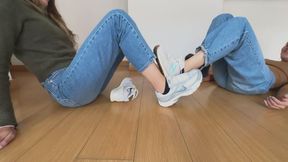 La rubia con pies deformes y la morena con onicomicosis muchas hasta clavarse los pies