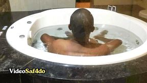 moreno safadinho em um dia de relaxamento no spa