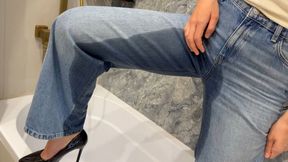 Pee a lot in my jeans and wet masturbate!