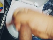 con pene peludo se masturba en el baño de la escuela