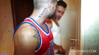 Dövmeli köle Frank Valencia, bağlı ve baskın baba tarafından çıplak bir şekilde sikişiliyor.