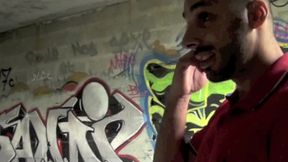 il suce un rebeu les yeux bandes en exterieur