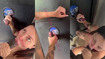 Chupei e dei gostoso no glory hole da casa de Swing