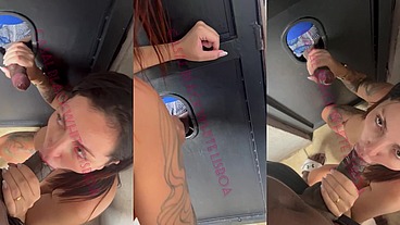 Chupei e dei gostoso no glory hole da casa de Swing