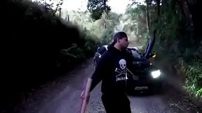 Garoto de olhos azuis fode carro gostoso