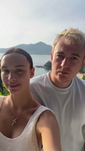 Диана Шурыгина готовится для съемки в домашнем порно