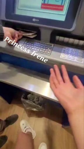 Vieni a fare cashmeet ma sono un’amica di tua figlia?😂