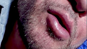 Se cogen a pelo a prostituto chacal heterosexual varonil y lo hacen picarse el culo en video gay