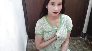 Puta tetona con pezones grandes se lo mete hasta el fondo del culo