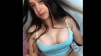 Latina mostrando las tetas en directo