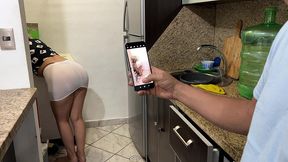 hijastro atrapado con las fotos sexys del gran culo de la madrastra y su madrastra le da una leccion