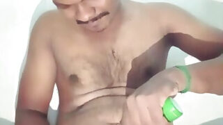 Compilação: vídeo caseiro de jovem indiano branco gay prostituído fodendo o próprio cu