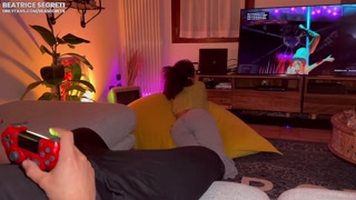 RAGAZZA FA UN POMPINO MENTRE LUI GIOCA ALLA PLAYSTATION E VIENE SCOPATA FORTISSIMO