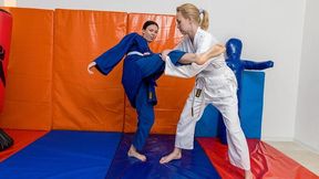 Sweet lesbians Katy Zachry and Elloise Arti love pussy-licking