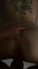 Elle kiffe se faire prendre en levrette avec un plug dans le cul