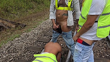 OPERÁRIOS FODERAM GOSTOSO COM O CHEFE DURANTE A PAUSA ALMOÇO