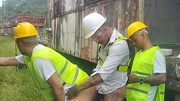 OPERÁRIOS FODERAM GOSTOSO COM O CHEFE DURANTE A PAUSA ALMOÇO