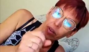 ma coquine a lunettes me vide les couilles