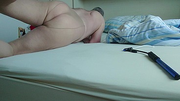 Spaßiges Luftspiel mit benutztem Kondom