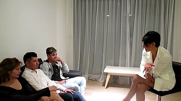 ORGIA FAMILIAR EN EL CONSULTORIO DE MI HERMANASTRA