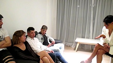 ORGIA FAMILIAR EN EL CONSULTORIO DE MI HERMANASTRA