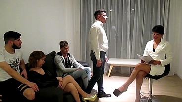 ORGIA FAMILIAR EN EL CONSULTORIO DE MI HERMANASTRA