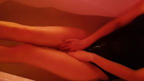 чувственный футджоб от милашки и слюнявый минет из ванны - кончили вместе - pussykagelove