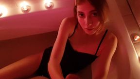 чувственный футджоб от милашки и слюнявый минет из ванны - кончили вместе - pussykagelove