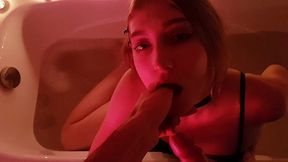 чувственный футджоб от милашки и слюнявый минет из ванны - кончили вместе - pussykagelove