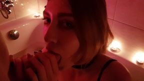 чувственный футджоб от милашки и слюнявый минет из ванны - кончили вместе - pussykagelove