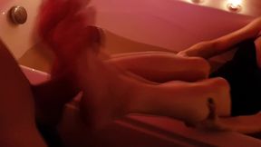 чувственный футджоб от милашки и слюнявый минет из ванны - кончили вместе - pussykagelove