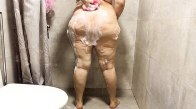 Surprise anal and cum in mouth for big ass stepmom in the shower